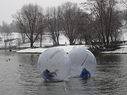 neue Attraktion auf dem Olympiasee: Waterball (©Foto: Martin Schmitz)